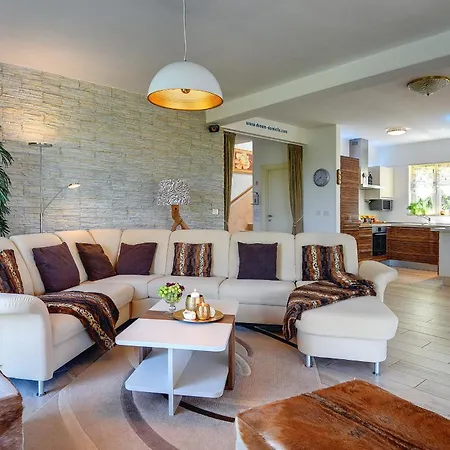Villa Sunset With Sea View For 6 Persons Near Novigrad *